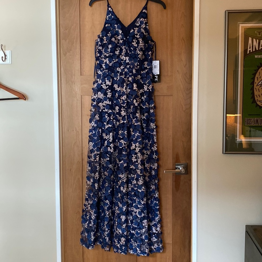 Xscape NWT Women’s 3D Floral Sleeveless Gown. Navy. Size 2